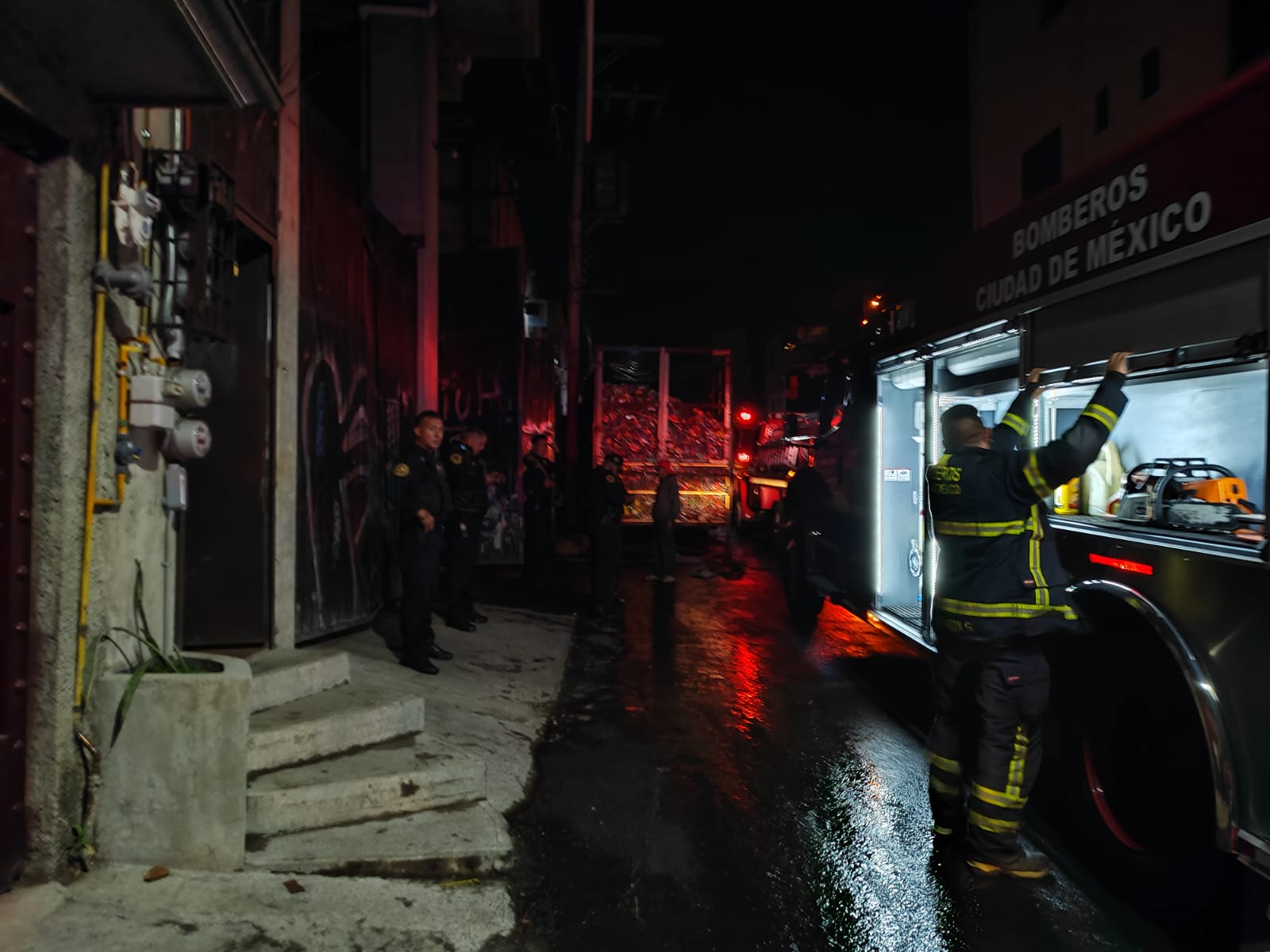Incendio en Alcaldía Coyoacán: negocio de chatarra estaba clausurado y mantenía operaciones