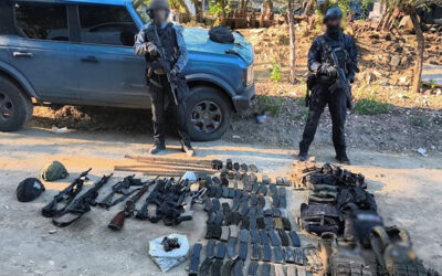 En Sinaloa, detienen a tres personas con armamento y equipo táctico